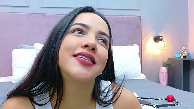 Camila Hill  online show from December 15, 2025, 1:06 pm