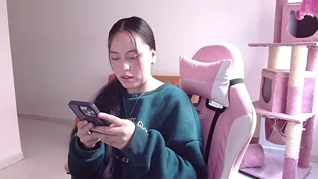 Snapshot of madissooon__ chatting on December 3, 2025, 8:19 pm madissooon online show from December 3, 2025, 8:19 pm