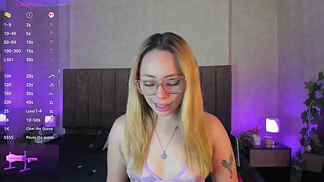 LanaMills  online show from December 2, 2025, 5:20 am