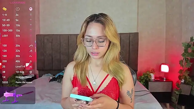 LanaMills  online show from December 3, 2025, 4:35 am