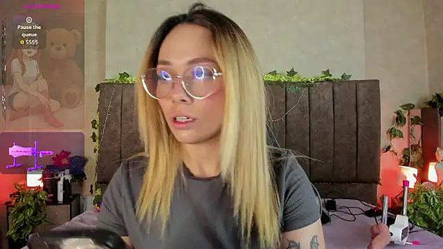 LanaMills  online show from March 30, 2026, 5:42 am