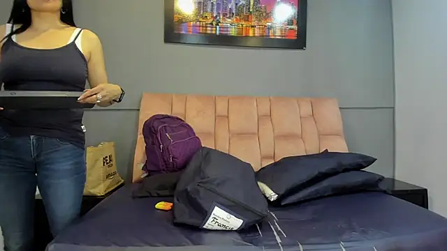 Snapshot of CharlotteCottin chatting on November 17, 2025, 2:54 pm CharlotteCottin online show from November 17, 2025, 2:54 pm