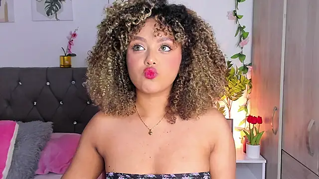 Snapshot of isajonnes18 chatting on October 18, 2025, 3:08 am isajonnes18 online show from October 18, 2025, 3:08 am