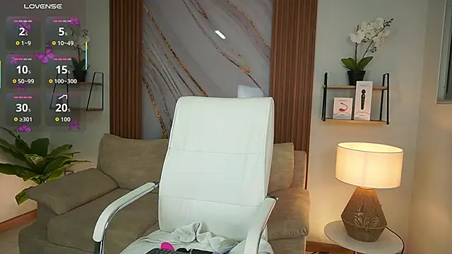 Snapshot of MilaCrave chatting on October 6, 2025, 11:44 am MilaCrave online show from October 6, 2025, 11:44 am