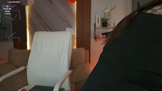 Snapshot of MilaCrave chatting on October 28, 2025, 11:42 am MilaCrave online show from October 28, 2025, 11:42 am