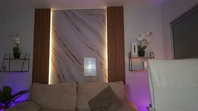 Snapshot of MilaCrave chatting on December 16, 2025, 11:36 am MilaCrave online show from December 16, 2025, 11:36 am