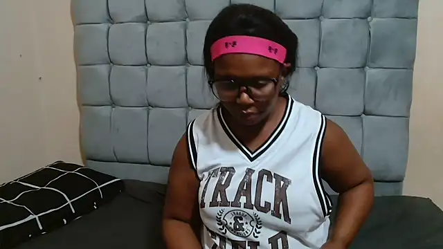 Snapshot of curveAss222 chatting on November 16, 2025, 4:01 pm curveAss222 online show from November 16, 2025, 4:01 pm