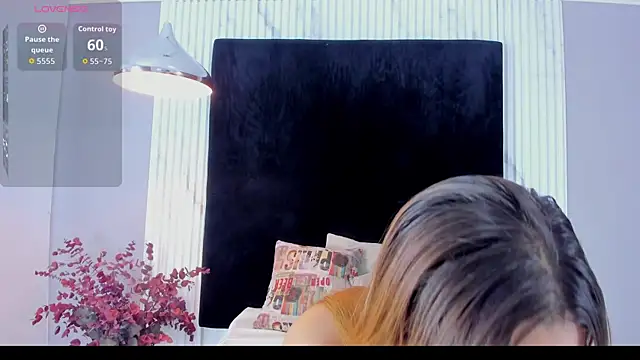 MONIK FOX CR online show from October 14, 2025, 8:09 pm