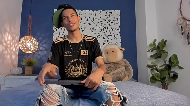 Snapshot of Adonis_WB chatting on September 17, 2025, 8:33 pm Adonis WB online show from September 17, 2025, 8:33 pm