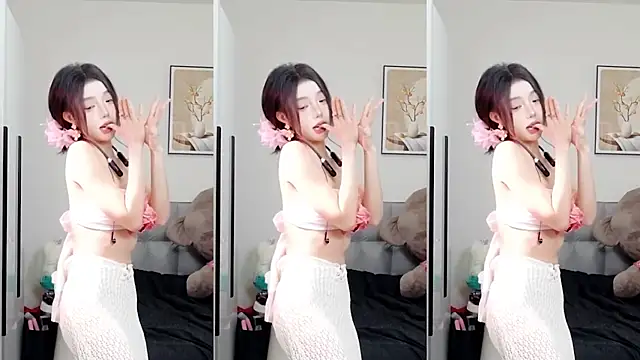 Snapshot of Flower_hua chatting on October 18, 2025, 3:47 pm Flower hua online show from October 18, 2025, 3:47 pm