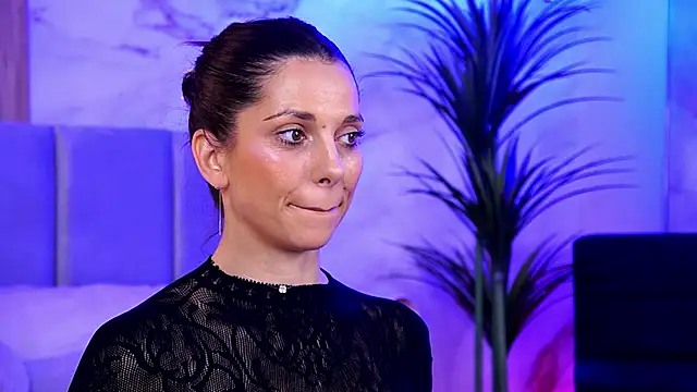 Snapshot of EllyLynn chatting on October 19, 2025, 8:00 pm EllyLynn online show from October 19, 2025, 8:00 pm