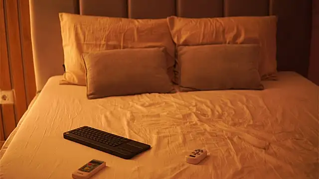 Snapshot of EllyLynn chatting on October 4, 2025, 8:27 am EllyLynn online show from October 4, 2025, 8:27 am