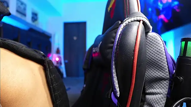 logan hugh8 online show from February 26, 2026, 2:44 am