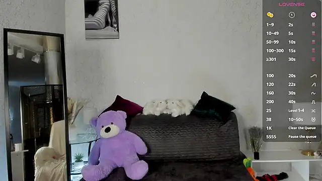 your charm  online show from October 3, 2025, 2:15 am