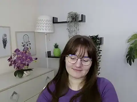 Julie Diamond online show from December 15, 2025, 1:39 pm