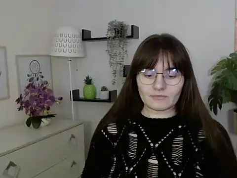 Julie Diamond online show from December 16, 2025, 5:17 pm