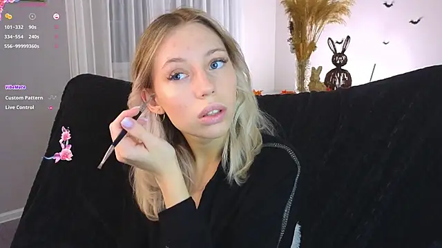 NyxaThorn online show from November 2, 2025, 2:44 pm