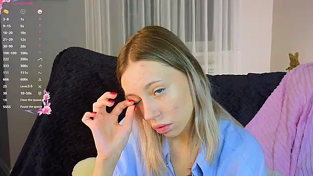 NyxaThorn online show from November 30, 2025, 2:40 pm