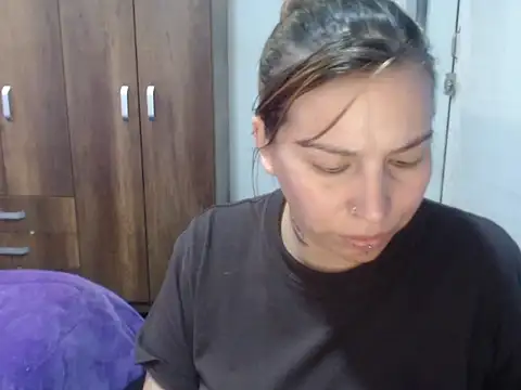 Snapshot of cloequeen15 chatting on November 14, 2025, 5:38 pm cloequeen15 online show from November 14, 2025, 5:38 pm