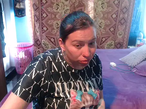 Snapshot of cloequeen15 chatting on April 21, 2026, 4:46 pm cloequeen15 online show from April 21, 2026, 4:46 pm