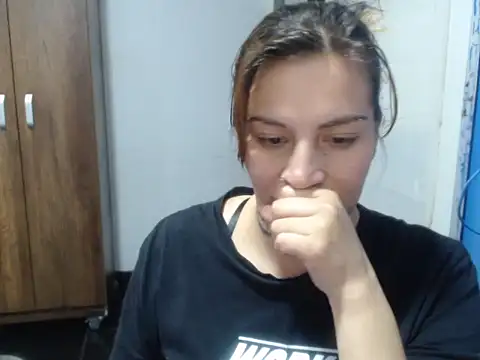 Snapshot of cloequeen15 chatting on November 12, 2025, 6:34 pm cloequeen15 online show from November 12, 2025, 6:34 pm