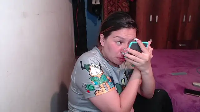 Snapshot of cloequeen15 chatting on April 5, 2026, 12:06 am cloequeen15 online show from April 5, 2026, 12:06 am