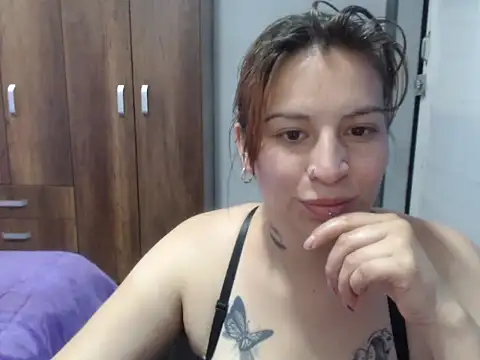 Snapshot of cloequeen15 chatting on November 10, 2025, 2:44 pm cloequeen15 online show from November 10, 2025, 2:44 pm