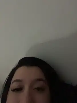 Snapshot of Aliciawhitee chatting on April 28, 2026, 4:39 am Aliciawhitee online show from April 28, 2026, 4:39 am