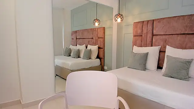 hannah miltonn online show from September 10, 2025, 9:36 pm