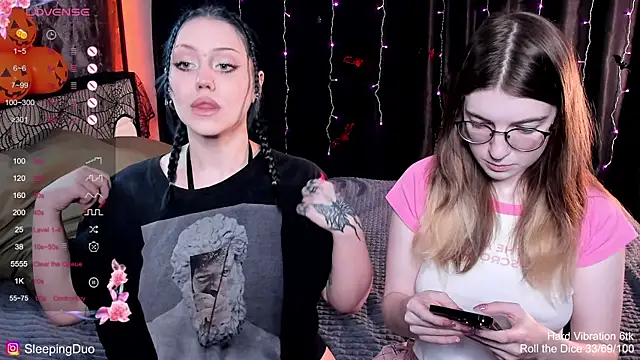 Snapshot of Threesomebabes chatting on October 24, 2025, 11:09 am Threesomebabes online show from October 24, 2025, 11:09 am