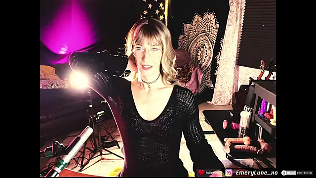 Snapshot of EmeryLune_xo chatting on June 10, 2026, 2:13 am EmeryLune xo online show from June 10, 2026, 2:13 am