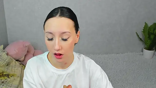 EileenMoores online show from December 15, 2025, 5:41 pm