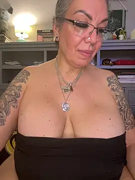 dieseldame1313 online show from February 20, 2026, 6:19 am