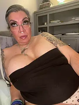 dieseldame1313 online show from February 20, 2026, 6:26 am