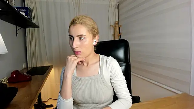 Snapshot of Odette_bulgari chatting on February 19, 2026, 10:34 am Odette bulgari online show from February 19, 2026, 10:34 am