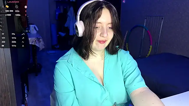 LauretteRagar online show from November 4, 2025, 5:39 pm