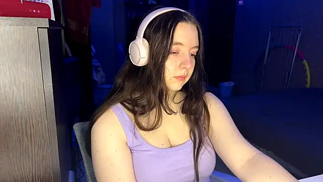 LauretteRagar online show from December 15, 2025, 6:14 pm