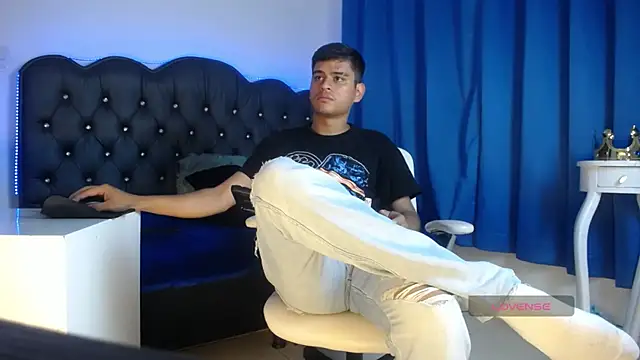 Charlie Cock  online show from November 9, 2025, 4:27 am