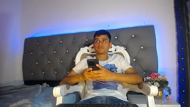 Charlie Cock  online show from November 5, 2025, 4:04 am