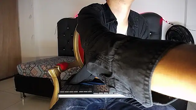 Charlie Cock  online show from November 2, 2025, 4:06 am