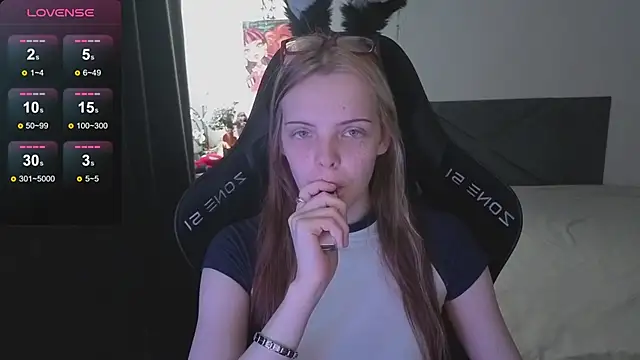 Snapshot of Luna_Navy chatting on October 26, 2025, 8:59 am Luna Navy online show from October 26, 2025, 8:59 am