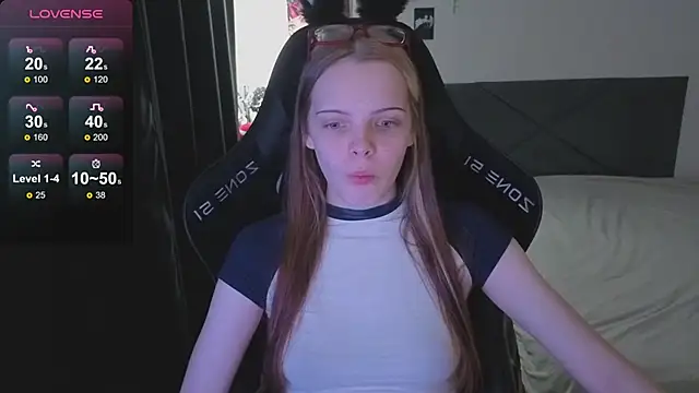 Snapshot of Luna_Navy chatting on October 25, 2025, 9:08 am Luna Navy online show from October 25, 2025, 9:08 am