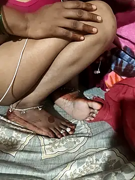 Snapshot of POOJACOUPLE chatting on December 4, 2025, 8:08 pm POOJACOUPLE online show from December 4, 2025, 8:08 pm