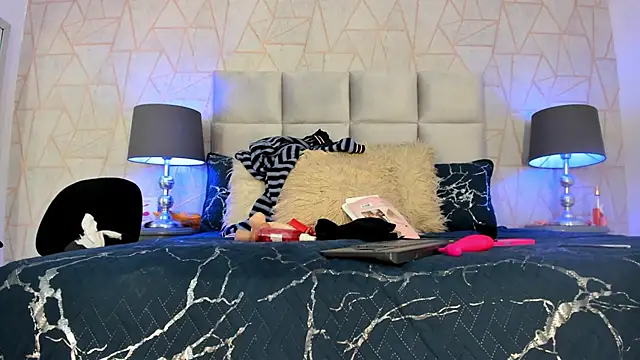 Yara Bliss  online show from December 21, 2025, 5:03 pm