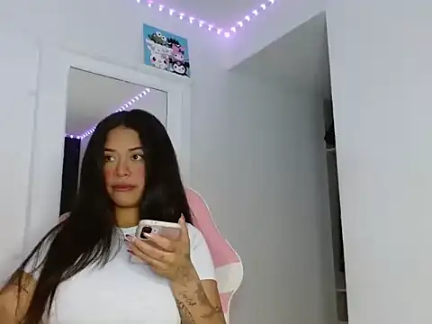 Snapshot of reina_reina chatting on November 30, 2025, 10:10 pm reina reina online show from November 30, 2025, 10:10 pm