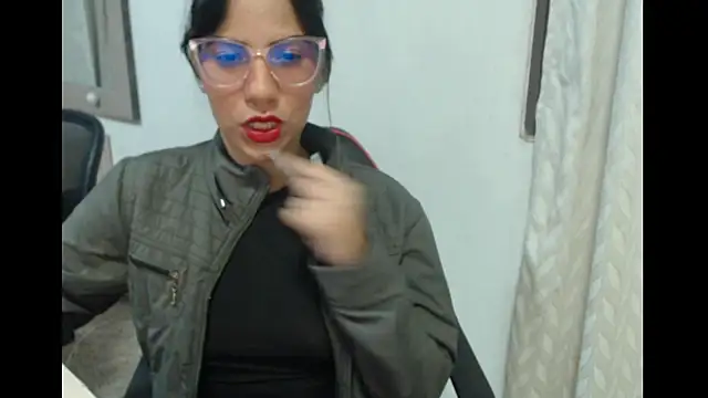 Snapshot of SamantaSweett_ chatting on April 15, 2026, 5:02 am SamantaSweett online show from April 15, 2026, 5:02 am