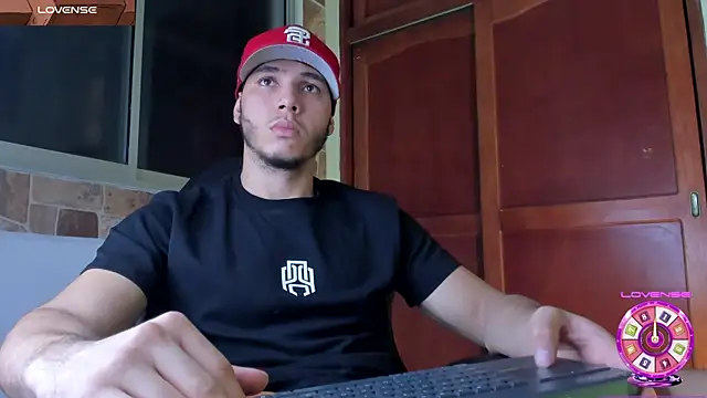 Snapshot of max_valiant1 chatting on December 18, 2025, 4:17 am max valiant1 online show from December 18, 2025, 4:17 am