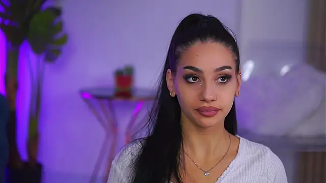 NinaSolenne online show from December 3, 2025, 7:57 pm