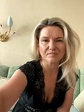 AliceSwan4011 online show from September 18, 2025, 2:31 pm