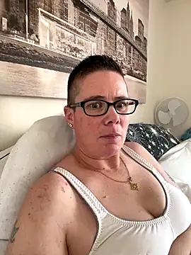 Snapshot of voluptuous-minx chatting on December 5, 2025, 11:42 am voluptuous-minx online show from December 5, 2025, 11:42 am